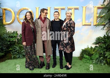 Susan Downey, Robert Downey, Jr., Tom Holland und Emma Thompson (von links nach rechts) während Dolittle Premiere am Leicester Square, London. Stockfoto