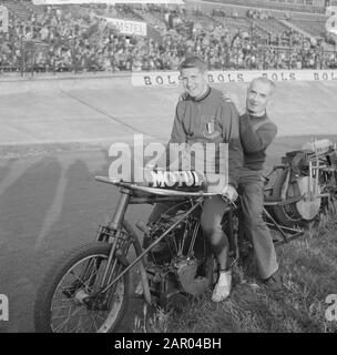 Großer Preis von Amsterdam. Peter Post und Schrittmacher Georges Grolima Datum: 22. Juni 1962 Ort: Amsterdam Schlagwörter: Bahnradsport, Herzschrittmacher Personenname: Grolima, Georges, Post, Peter Stockfoto