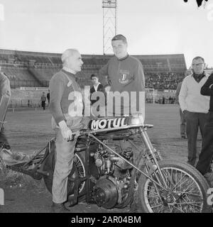 Großer Preis von Amsterdam. Peter Post und Schrittmacher Georges Grolima Datum: 22. Juni 1962 Ort: Amsterdam Schlagwörter: Bahnradsport, Herzschrittmacher Personenname: Grolima, Georges, Post, Peter Stockfoto