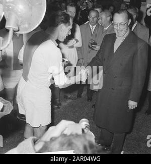 Prins Bernhard ehrenpräsident der Amateurmannschaft Der alten Internationalen, erhält Brieföffner von Herrn Tezner Datum: 4. Juli 1962 Schlagwörter: Ehrenpräsidenten Personenname: Bernhard, Fürst Stockfoto