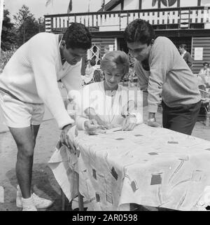 Tennisweltmeisterschaften in Hilversum, Krishnan (l) Valerie Forbes und Akhtar Ali Datum: 25. Juli 1962 Ort: Hilversum Schlagwörter: Tennisweltmeisterschaften persönlicher Name: Akhtar Ali Stockfoto