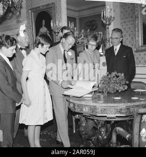 Prinz Bernhard erhielt Unterschriften, zweiter von links Dr. J. Gajentaan, ganz rechts Dr. F. Balkema Datum: 24. Juli 1962 Stichwörter: Unterschriften, Princes Personenname: Bernhard, Fürst, Dr. F. Balkema, Dr. J. Gajentaan Stockfoto