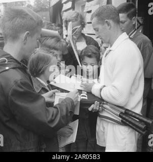 Rod Laver stürmte von Tennisfans Datum: 27. Juli 1962 Stockfoto