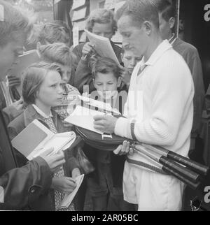 Rod Laver stürmte von Tennisfans Datum: 27. Juli 1962 Stockfoto