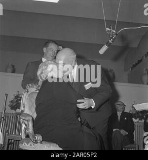 Das ist Ihr Leben, Frau ter Hall-Kohler mit Mr. H. Boat Annotation: Alte Nummer 913-4966 Datum: 7. Februar 1962 Schlagwörter: Radioprogramme Personenname: Boot, [...], Hall-Kohler, Henriette ter Stockfoto