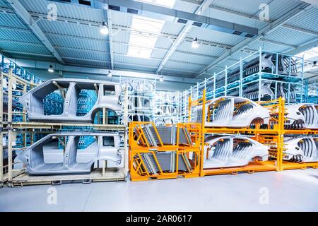 Ersatzteile in einem Automobilwerk Stockfoto