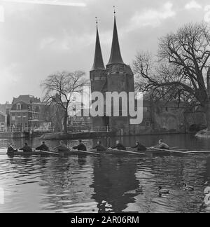 Laga (Delft) Züge für Head of River. Im Hintergrund der Oostpoort Datum: 27. März 1962 Ort: Delft, Zuid-Holland Schlüsselwörter: Rudern, Sport persönlicher Name: Leiter Der River Institution Name: Laga, Oostpoort Stockfoto