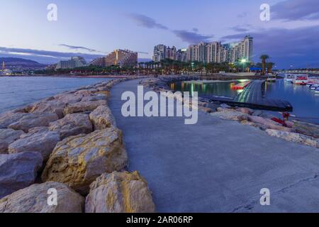 Eilat, Israel - 17. Januar 2020: Abendszene des neuen Jachthafens und der Hotels mit Einheimischen und Besuchern in Eilat, südlichste Stadt Israels Stockfoto