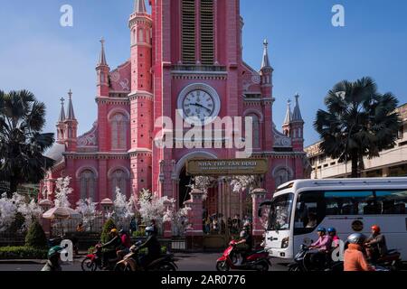 Die Tan Dinh Church Saigon ist eine Kirche im rumänischen Stil in Ho-Chi-Minh-Stadt in Vietnam Stockfoto