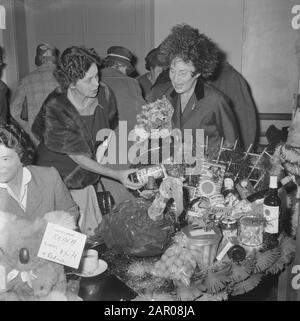 Weihnachtsbasar in den Haag von Lady Noble, Frau des britischen Botschafters Datum: 8. November 1962 Ort: Den Haag, Zuid-Holland Schlüsselwörter: MEWGENTES, Botschafter Stockfoto