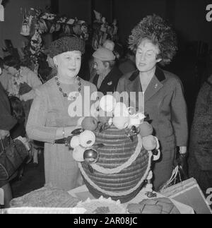 Weihnachtsbasar in den Haag von Lady Noble, Frau des britischen Botschafters Datum: 8. November 1962 Ort: Den Haag, Zuid-Holland Schlüsselwörter: MEWGENTES, Botschafter Stockfoto