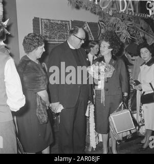 Weihnachtsbasar in den Haag von Lady Noble, Frau des britischen Botschafters Datum: 8. November 1962 Ort: Den Haag, Zuid-Holland Schlüsselwörter: MEWGENTES, Botschafter Stockfoto