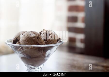 Schokoladeneiskugeln in einer Vase Stockfoto