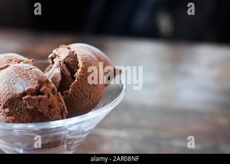 Schokoladeneiskugeln in einer Vase Stockfoto