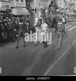 Saint Nicholas Eintrag in Amsterdam Datum: 17. November 1962 Ort: Amsterdam, Noord-Holland Schlüsselwörter: Eintrag, Sinterklaas Festivals persönlicher Name: Sinterklaas Stockfoto