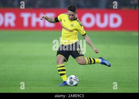 Dortmund, Deutschland. Januar 2020. Firo: 24.01.2020 Fußball, 2019/2020 1.Bundesliga: BVB Borussia Dortmund - 1.FC Köln, Köln Einzelkampagne, Raphael Guerreiro Nutzung weltweit Credit: Dpa / Alamy Live News Stockfoto