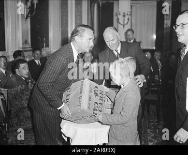 Douglas Fairbanks präsentiert Lebensmittelpaket in Amstel Hotel Annotation: Amerikanischer Filmschauspieler Datum: 12. Oktober 1948 Ort: Amsterdam Schlagwörter: Schauspieler, Filmstars persönlicher Name: Fairbanks, Douglas Stockfoto