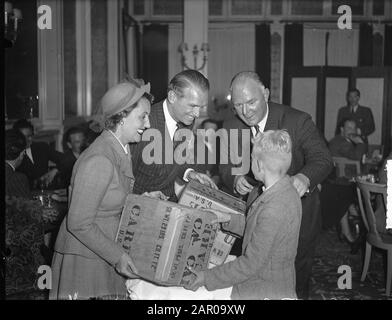 Douglas Fairbanks präsentiert Lebensmittelpaket in Amstel Hotel Annotation: Amerikanischer Filmschauspieler Datum: 12. Oktober 1948 Ort: Amsterdam Schlagwörter: Schauspieler, Filmstars persönlicher Name: Fairbanks, Douglas Stockfoto