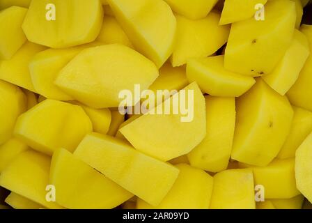 Nahaufnahme von frischen rohen Kartoffelscheiben Stockfoto