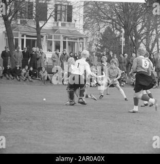 Hockey Überland Damen Niederlande vs. Deutschland 1-1 Datum: 28. April 1962 Ort: Flower endaal Schlagwörter: Hockey Stockfoto