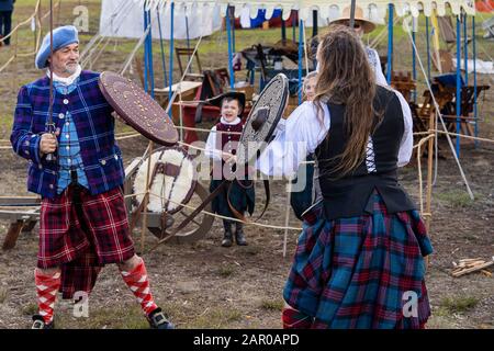 Demonstration von Schwertkämpfen und Waffen auf dem Glen Innes Celtic Festival NSW Stockfoto