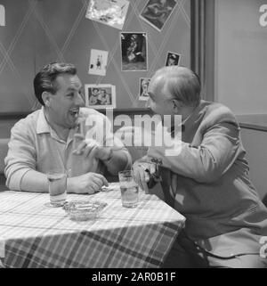 TV-Spiel Der Komiker. Hans Tiemeyer (rechts) und Ko van Dijk Datum: 25. April 1962 Schlagwörter: Schauspieler, Fernsehdramen Personenname: Dijk, Ko van, Tiemeyer, Hans Stockfoto