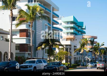 Miami, USA-märz 15.2018:an einem sonnigen Tag schlendern Sie durch die berühmte Ocean Drive in Miami Stockfoto