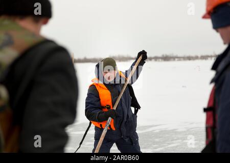 Portrait eines Monteters mit einem Bogr Stockfoto