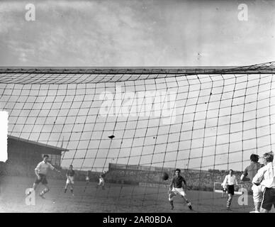 Fußball-Sparta-Stadion. Ein Spielmoment Datum: 13. November 1948 Schlagwörter: Stadion, Sport, Fußball-Institution Name: Sparta Stockfoto