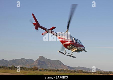 3B-NZF; Bell; 206B; JetRanger III Touristenhubschrauber, der am Heliport, Mauritius, abfliegt. Stockfoto