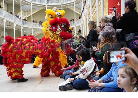 Edinburgh, Schottland, Großbritannien. Januar 2020. Wir feiern das chinesische Neujahr, Das Jahr der Ratte, im schottischen Nationalmuseum mit Auftritten in Partnerschaft mit dem Konfuzius-Institut für Schottland. Chinese Lion Dance, Taichi-Schwert-Demonstration, Chinesische Guzheng Music Performance. Credit: Craig Brown/Alamy Live News Stockfoto