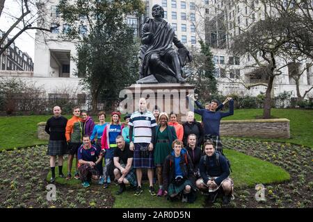 London, Großbritannien. Januar 2020. Die Teilnehmer an Kilts versammeln sich um die Statue von Robert Burns in den Victoria Embankment Gardens vor dem jährlichen London Kilt Run am Robert Burns Day. Die Veranstaltung beginnt und endet an der Statue und passiert entlang der Route eine Reihe von Sehenswürdigkeiten im schottischen Stil. Credit: Mark Kerrison/Alamy Live News Stockfoto