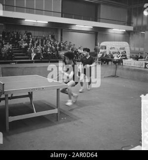 Länderspiel-Turnier zwischen den Niederlanden und China im Rai Building. Chuang Tsetung und Lia Wen Ting in ihrem Spiel gegen Onnes und Schoofs Datum: 27. april 1963 Ort: Amsterdam, Noord-Holland Schlagwörter: Tischtennis, Turniere Name Der Institution: RAI Stockfoto