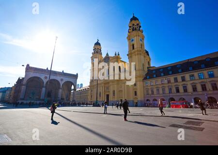 Der Odeonsplatz ist ein großer Platz im Zentrum Münchens, der Anfang des 19. Jahrhunderts entstanden ist. Stockfoto