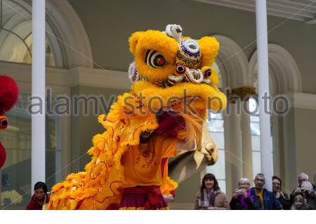 Edinburgh, Schottland, Großbritannien. Januar 2020. Wir feiern das chinesische Neujahr, Das Jahr der Ratte, im schottischen Nationalmuseum mit Auftritten in Partnerschaft mit dem Konfuzius-Institut für Schottland. Chinese Lion Dance, Taichi-Schwert-Demonstration, Chinesische Guzheng Music Performance. Credit: Craig Brown/Alamy Live News Stockfoto