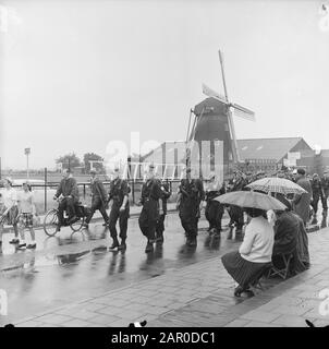 Vier Tage Nijmegen Dritter Tag Die Läufer passieren Groesbeek ermutigt von Menschen entlang der Seite Datum: 25. Juli 1963 Ort: Groesbeek Schlüsselwörter: Menschen, FOREDAYS Stockfoto