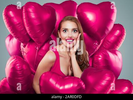 Nettes Mädchen mit hellrosa Herzballons Porträt Stockfoto