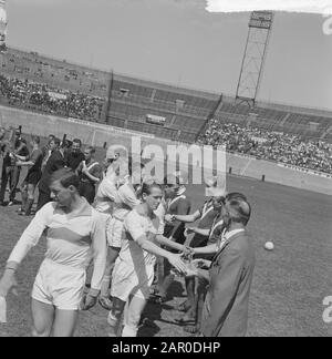 DWS in der Wahlredivisie durch Sieg über RBC von 5:0. RBC-Spieler gratulieren dem Gegner vor Spielbeginn: 3. Juni 1963 Ort: Amsterdam Schlagwörter: Sport, Fußball Stockfoto