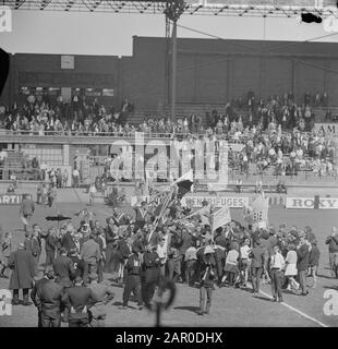 DWS in der Wahlredivisie durch Sieg über RBC von 5:0. Auszeichnung DWS Spieler Datum: 3. Juni 1963 Ort: Amsterdam Schlagwörter: Ehrungen, Sport, Fußball Stockfoto