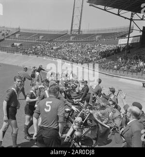 DWS in der Wahlredivisie durch Sieg über RBC von 5:0. DWS-Spieler geben behinderten Zuschauern Blumen Datum: 3. Juni 1963 Ort: Amsterdam Schlagwörter: Sport, Fußball Stockfoto