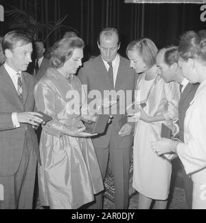 Louis-DR-Preis für Guus Hermus als bester männlicher Schauspieler, vergeben von Bürgermeister von Zwolle, in der Mitte Guus Hermus, verließ Ank van der Meer und Datum: 6. Juni 1963 Ort: Overijssel, Zwolle Schlüsselwörter: Bürgermeister, Schauspieler persönlicher Name: Hermus, guus, Moer, Ank van der Institutioningsnaam: Louis d'Or Stockfoto