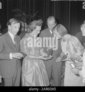 Louis-DR-Preis für Guus Hermus als bester männlicher Schauspieler, vergeben von Bürgermeister von Zwolle, in der Mitte Guus Hermus, verließ Ank van der Meer und Datum: 6. Juni 1963 Ort: Overijssel, Zwolle Schlüsselwörter: Bürgermeister, Schauspieler persönlicher Name: Hermus, guus, Moer, Ank van der Institutioningsnaam: Louis d'Or Stockfoto