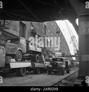 Rheinnavigation, Bericht vom Motorschiff Damco 230: Westdeutsche Lkw Mercedes Benz Typ L und Opel Blitz am Kai bei Damco Schiffahrtsgesellschaft in Mannheim Datum: 1. April 1955 Standort: Deutschland, Mannheim, Westdeutschland Schlagwörter: Häfen, Kräne, Be- und Entladen, Schiffahrtsgesellschaften, LKWs Stockfoto