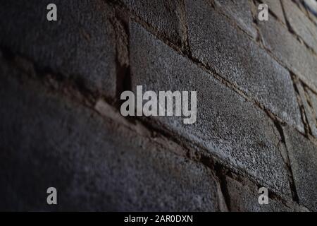 Hintergrundwand aus einem alten Cinderblock. Stockfoto