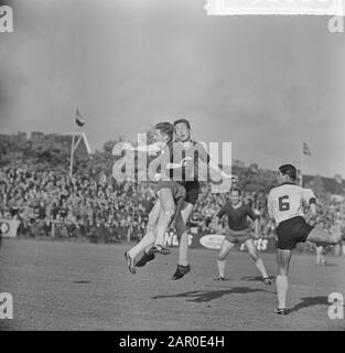 Haarlem Meister 2. Devision durch 6:0-Sieg über Wilhelmina. Spielmoment Datum: 15. Juni 1963 Ort: Haarlem Schlagwörter: Meisterschaftsfußball, Sport Personenname: Wilhelmina, Prinzessin Stockfoto