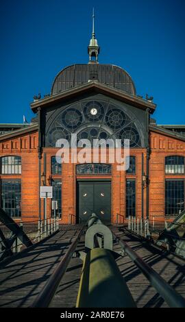 Fischauktionshalle (Fischauktionshalle) in Altona im Hamburger Hafen von der Brücke zur Elbe Stockfoto