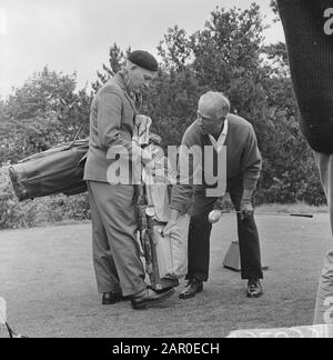 König Leopolden in Eindhoven nimmt an Golfspielen Teil Datum: 21. Juni 1963 Ort: Eindhoven persönlicher Name: Leopold-König von Belgien Stockfoto