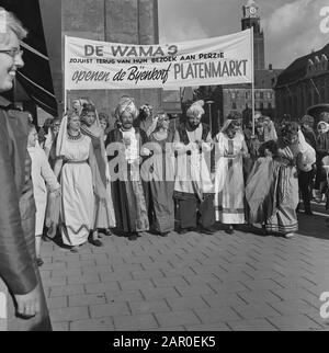 Plattenmarkt in Bijenkorf in Rotterdam, das Wama's Datum: 8. Oktober 1963 Standort: Rotterdam, Zuid-Holland Schlüsselwörter: Künstler, Grammophon-Platten, Kaufhäuser, Geschäfte, Sänger Stockfoto