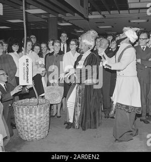 Plattenmarkt in Bijenkorf in Rotterdam. De Wama's Datum: 9. Oktober 1963 Ort: Rotterdam, Zuid-Holland Schlüsselwörter: Künstler, Grammophone Platten, Kaufhäuser, Geschäfte Stockfoto