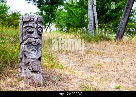 Holz- Idol der slawischen Gott durch einen Weg im Wald. Wald im Hintergrund. Stockfoto